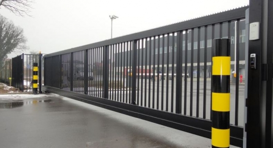 En van onze industrile poorten: vrijdragende schuifpoort van 11 meter doorgang.